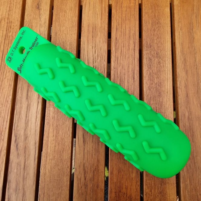 Huvudbild Plastdummy Grön Totallängd utan handtag ca 30 cm Diameter ca 7,5 cm Rephandtag färg varierar
